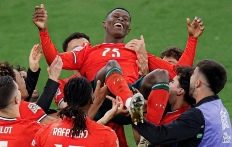 5冠奖杯在手！22岁飞翼决赛锁死亚马尔，葡萄牙夺冠最大功臣