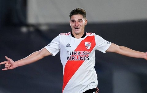 39场20球！25岁世界冠军获月最佳，冲击3冠王，自曝离开曼城真相