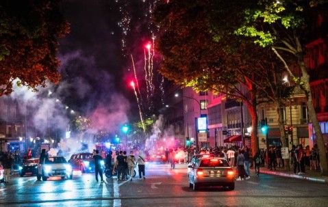 巴黎圣日耳曼首夺欧冠引爆狂欢，导致两人死亡数百人被捕