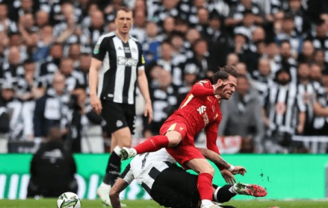 利物浦吃散伙饭了？三大巨星或无缘续约，斯洛特再次迎来大考